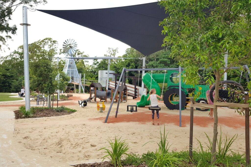 country-paradise-windmill-swings